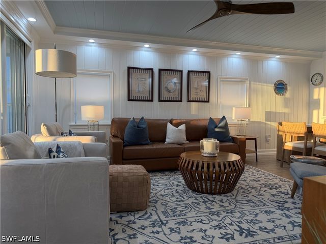 9101 Vanderbilt DR 204, Naples, FL 34108