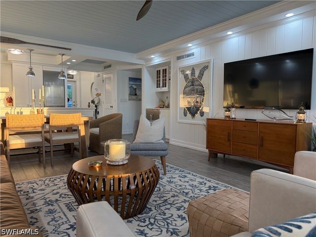 9101 Vanderbilt DR 204, Naples, FL 34108
