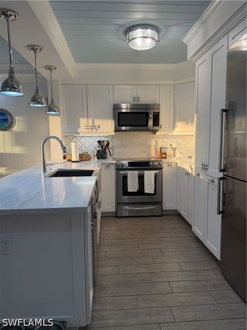 9101 Vanderbilt DR 204, Naples, FL 34108