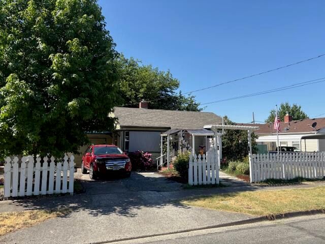 1041 SW J Street, Grants Pass, OR 97526