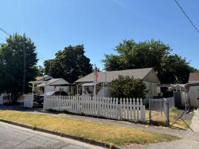 1041 SW J Street, Grants Pass, OR 97526