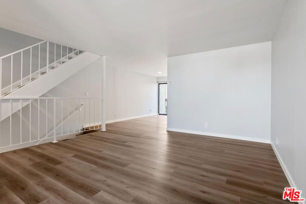 Image 10 of property listing at 29239 Heathercliff Road 12, Malibu, CA 90265