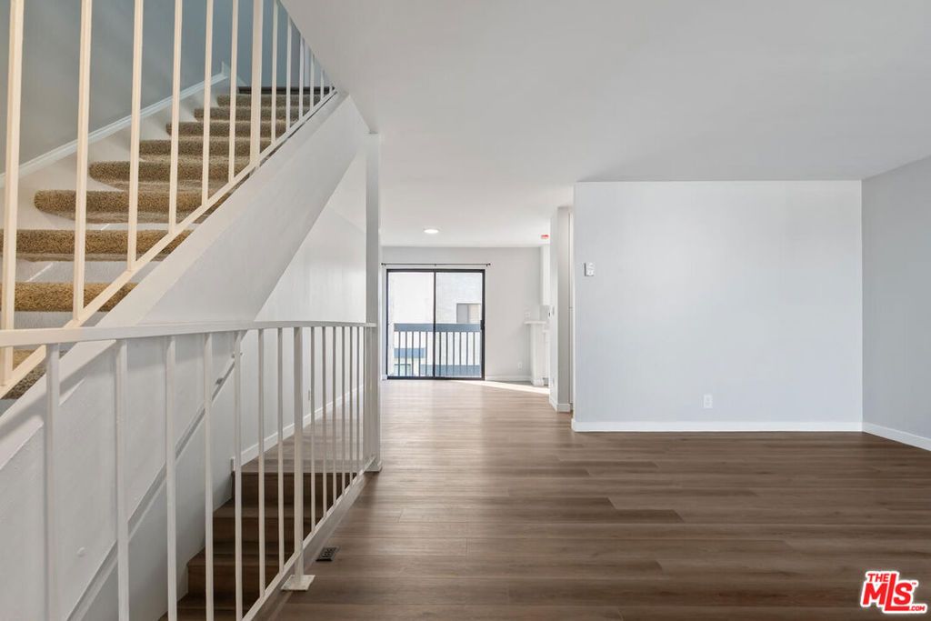 Image 11 of property listing at 29239 Heathercliff Road 12, Malibu, CA 90265