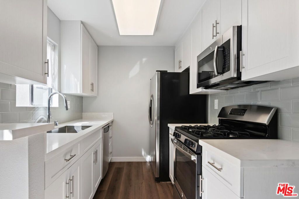Image 14 of property listing at 29239 Heathercliff Road 12, Malibu, CA 90265