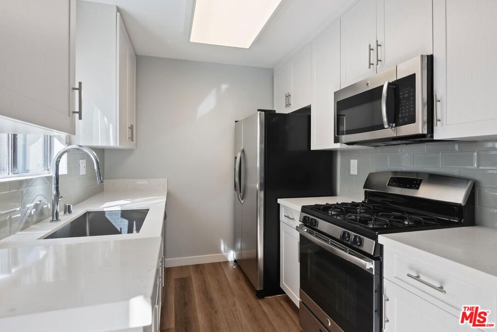 Image 16 of property listing at 29239 Heathercliff Road 12, Malibu, CA 90265