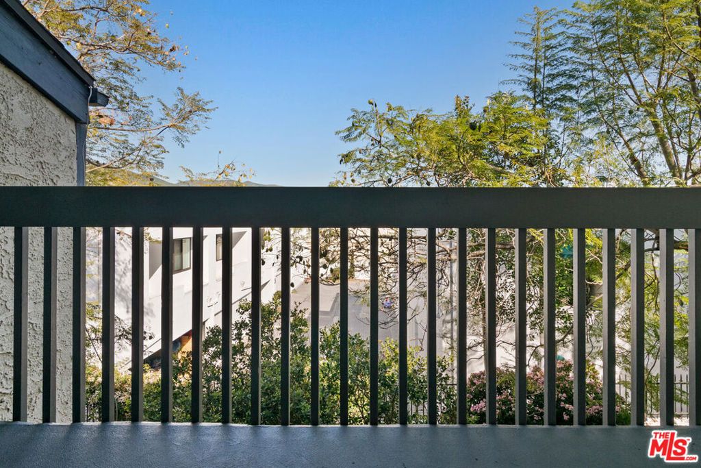 Image 22 of property listing at 29239 Heathercliff Road 12, Malibu, CA 90265