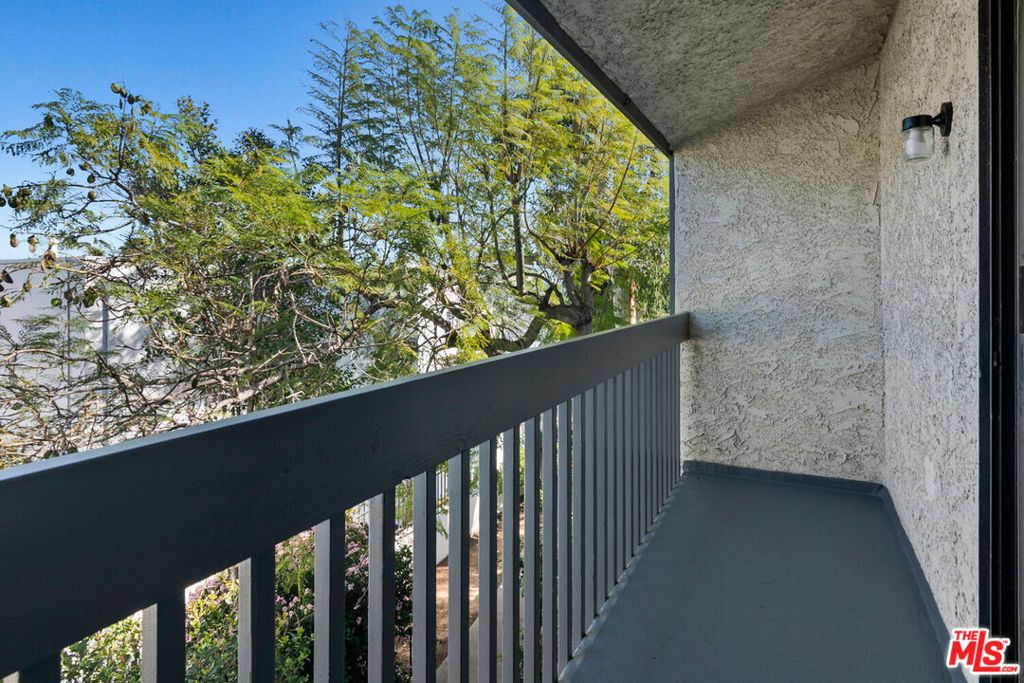 Image 23 of property listing at 29239 Heathercliff Road 12, Malibu, CA 90265
