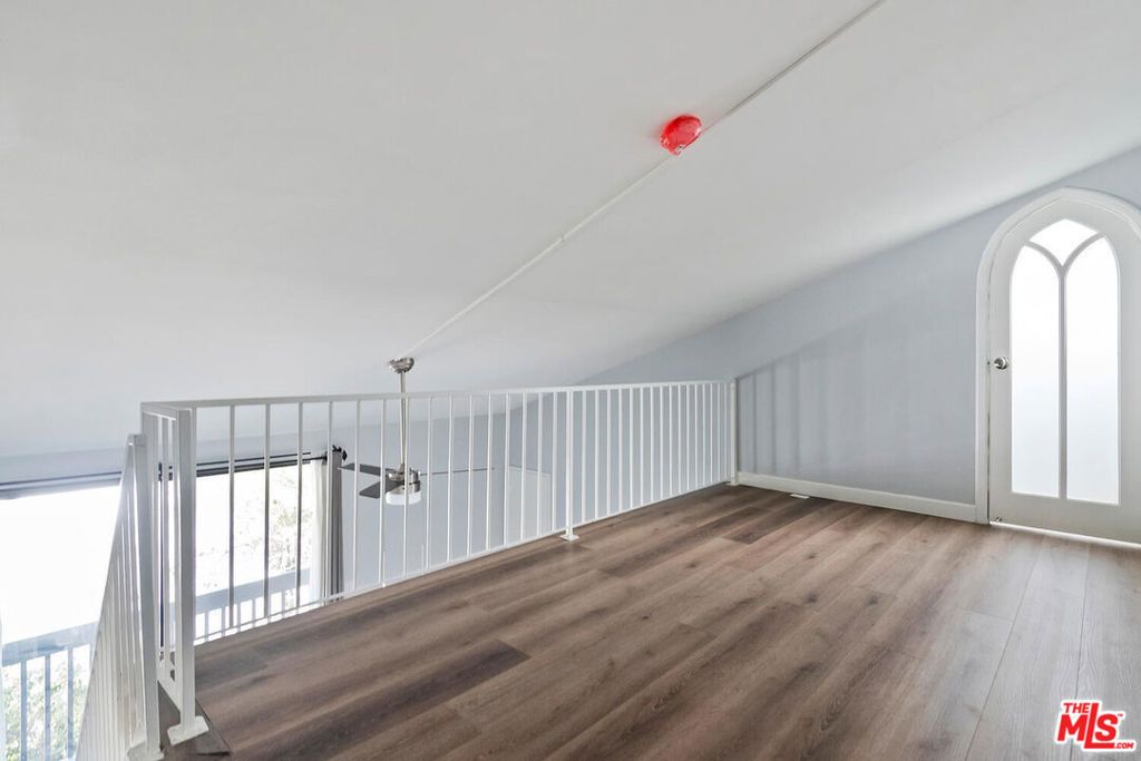 Image 25 of property listing at 29239 Heathercliff Road 12, Malibu, CA 90265