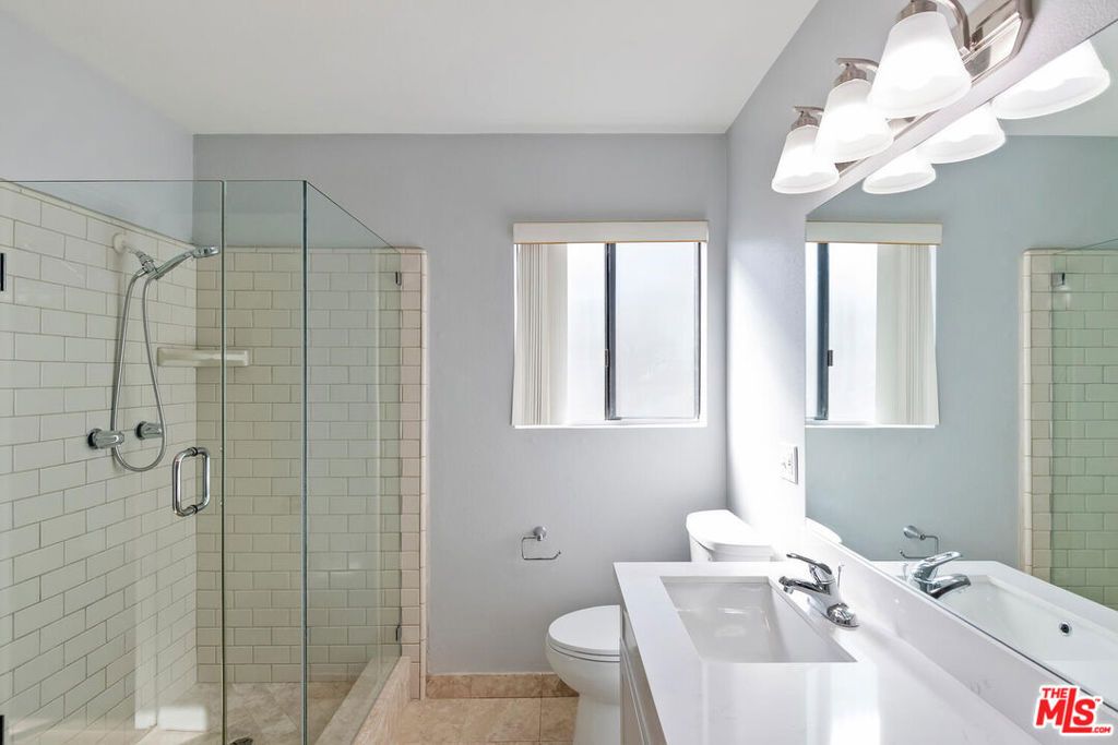 Image 27 of property listing at 29239 Heathercliff Road 12, Malibu, CA 90265
