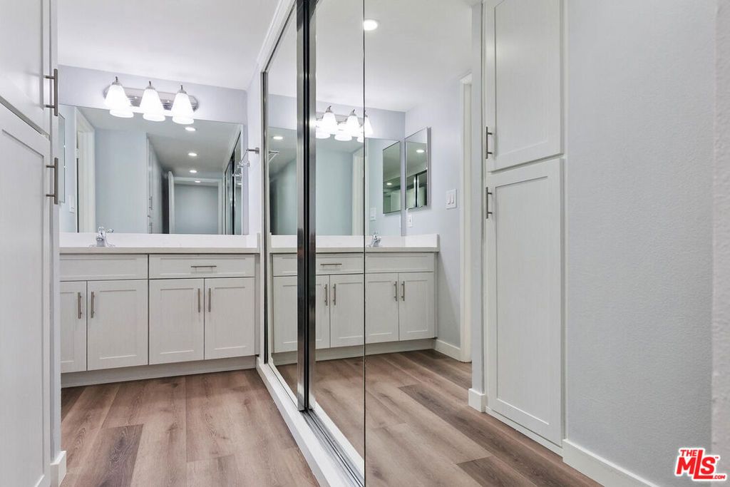 Image 28 of property listing at 29239 Heathercliff Road 12, Malibu, CA 90265