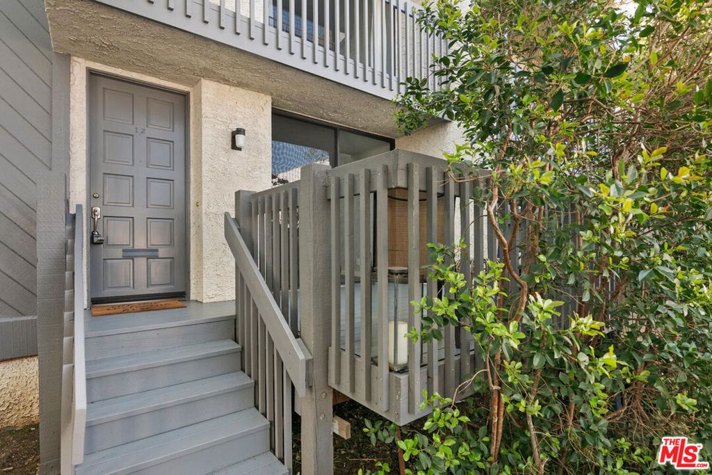Image 3 of property listing at 29239 Heathercliff Road 12, Malibu, CA 90265