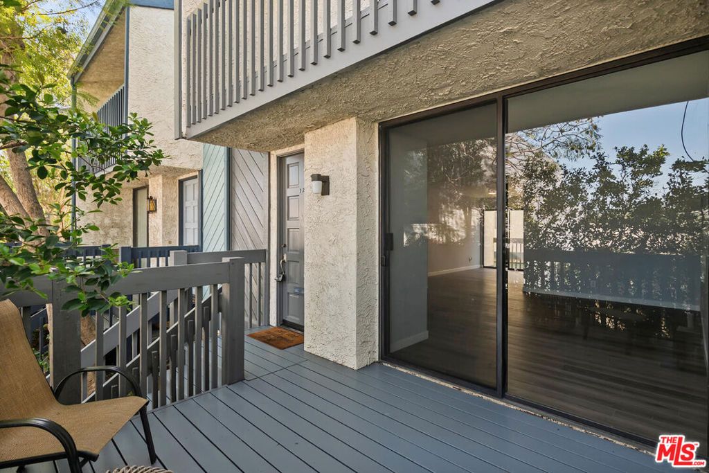 Image 4 of property listing at 29239 Heathercliff Road 12, Malibu, CA 90265