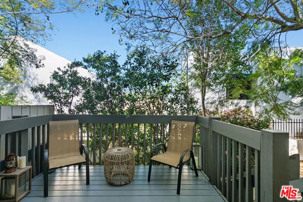 Image 5 of property listing at 29239 Heathercliff Road 12, Malibu, CA 90265