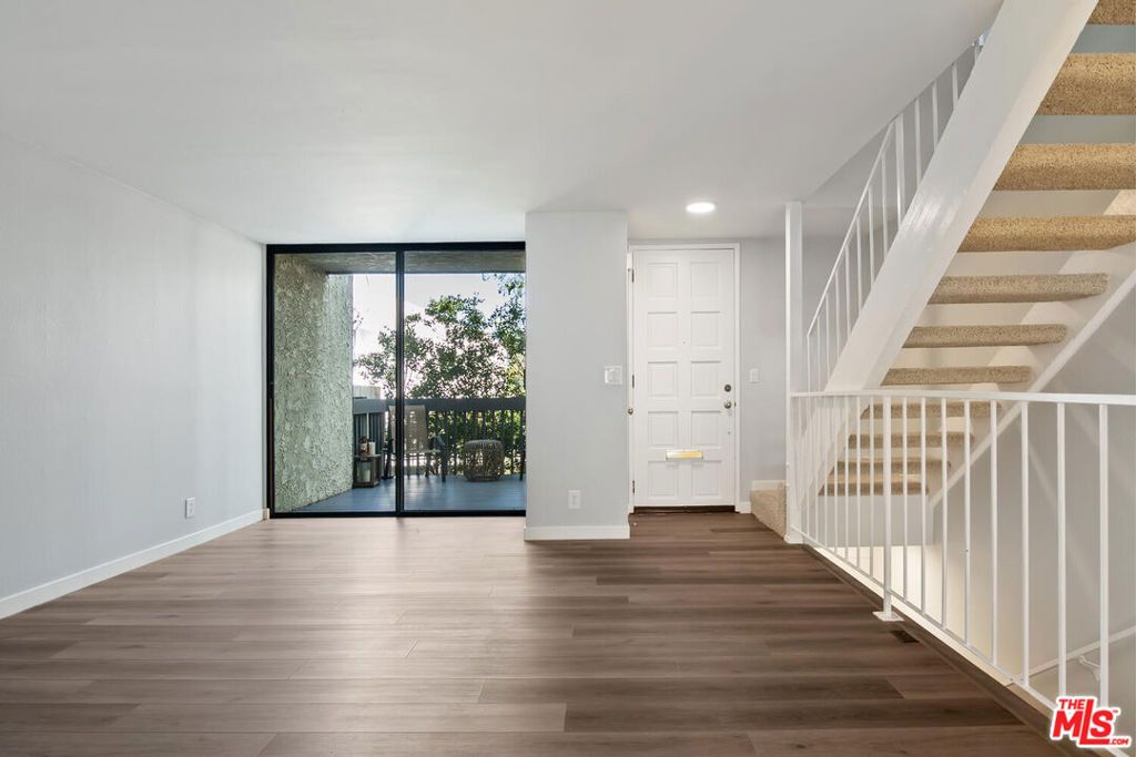 Image 6 of property listing at 29239 Heathercliff Road 12, Malibu, CA 90265