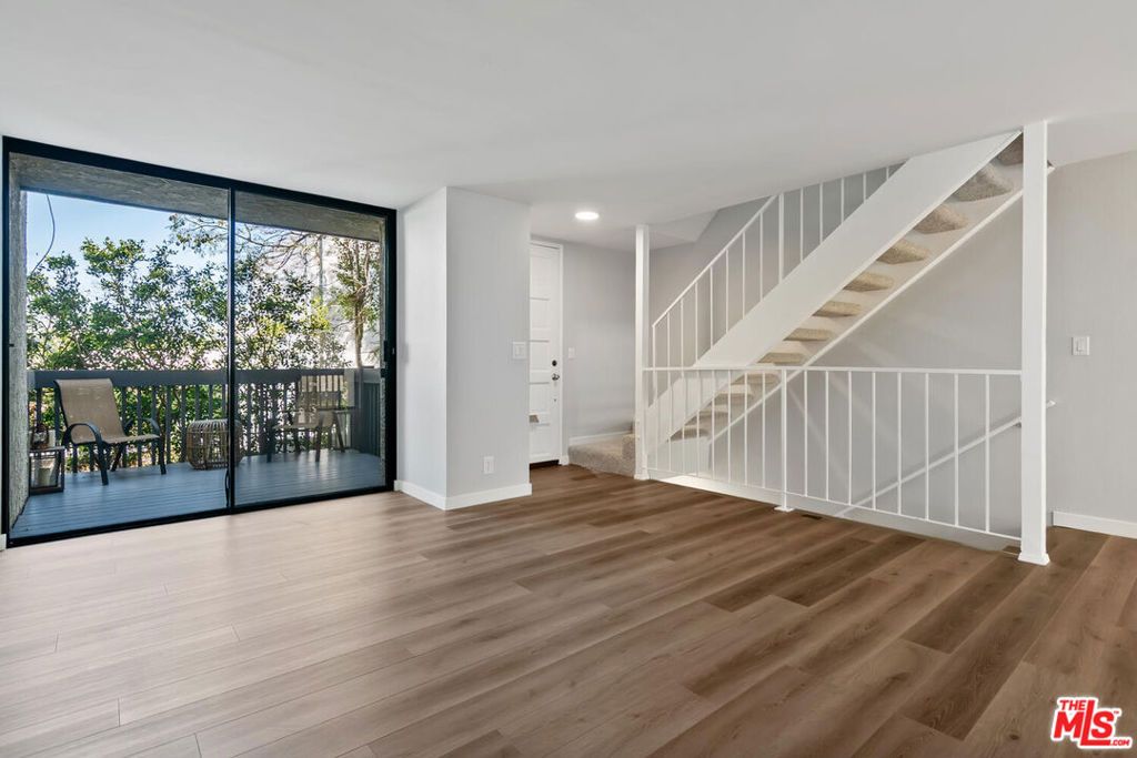 Image 7 of property listing at 29239 Heathercliff Road 12, Malibu, CA 90265