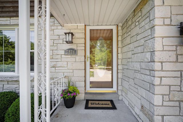 7424 N Santa Monica BOULEVARD, Fox Point, WI 53217