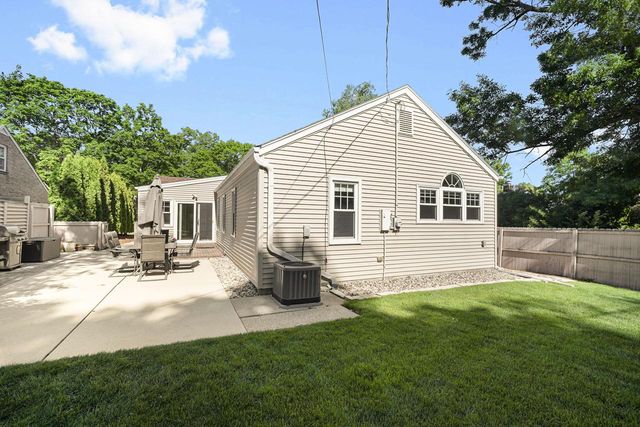7424 N Santa Monica BOULEVARD, Fox Point, WI 53217