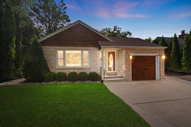 7424 N Santa Monica BOULEVARD, Fox Point, WI 53217