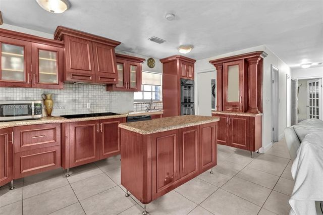 2631 NE 214th St, Miami, FL 33180