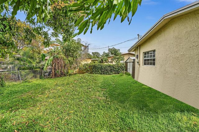 2631 NE 214th St, Miami, FL 33180