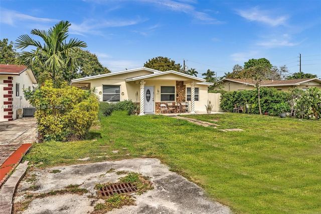 2631 NE 214th St, Miami, FL 33180