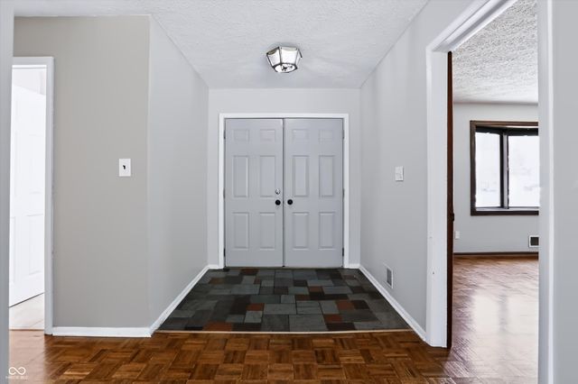 560 Golf Lane, Indianapolis, IN 46260