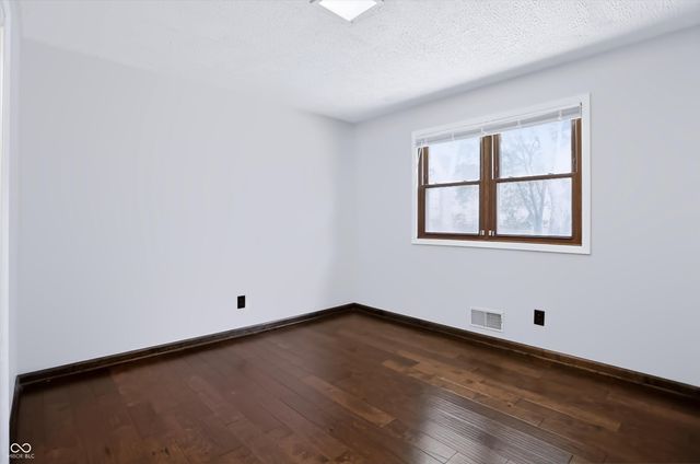 560 Golf Lane, Indianapolis, IN 46260