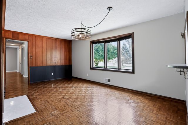 560 Golf Lane, Indianapolis, IN 46260