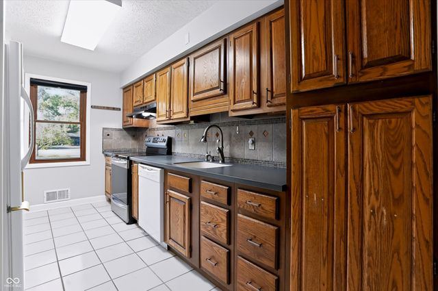 560 Golf Lane, Indianapolis, IN 46260