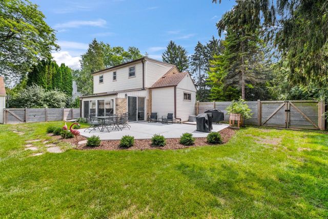 450 W Bradley ROAD, Fox Point, WI 53217
