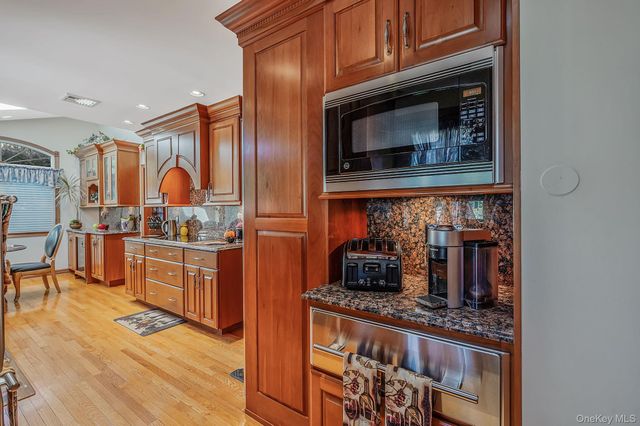 27 Jasmine Lane, Kings Park, NY 11754