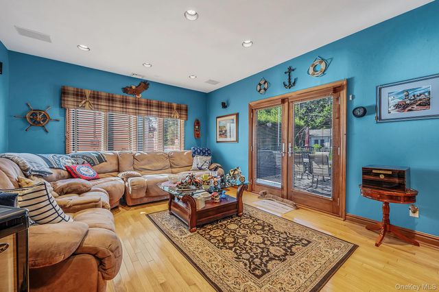 27 Jasmine Lane, Kings Park, NY 11754