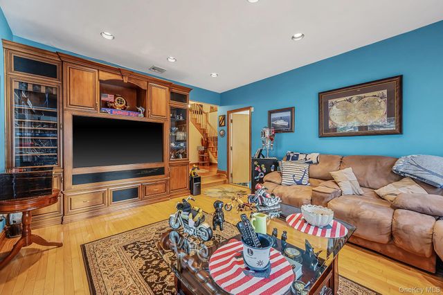27 Jasmine Lane, Kings Park, NY 11754
