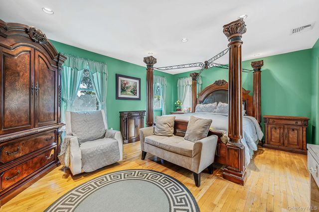 27 Jasmine Lane, Kings Park, NY 11754