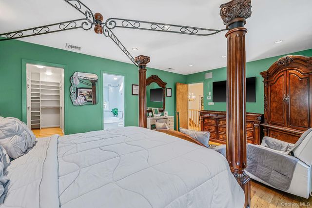 27 Jasmine Lane, Kings Park, NY 11754