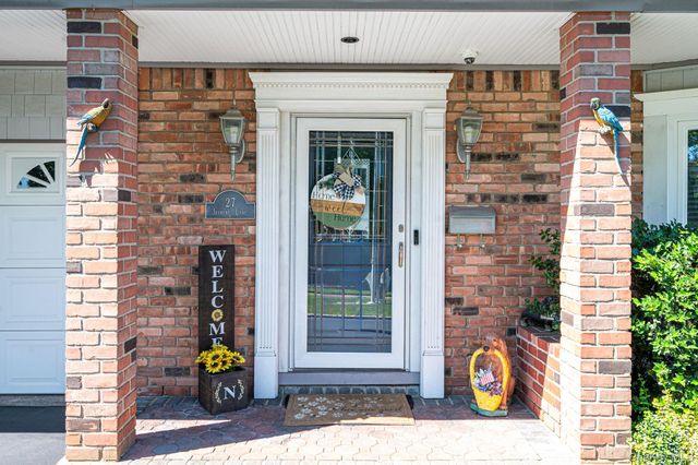 27 Jasmine Lane, Kings Park, NY 11754