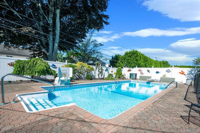 27 Jasmine Lane, Kings Park, NY 11754