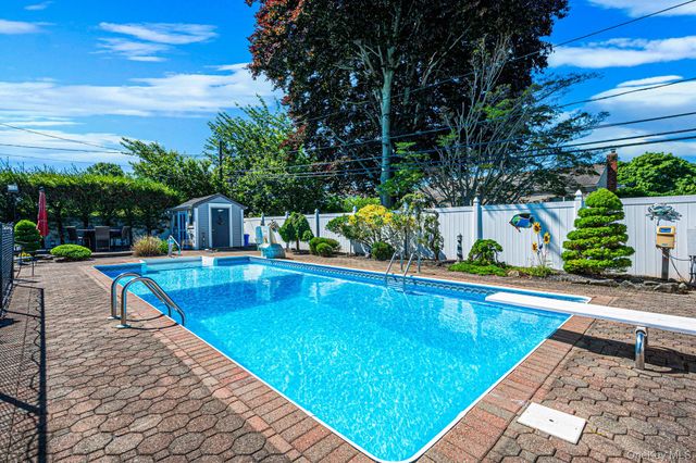 27 Jasmine Lane, Kings Park, NY 11754