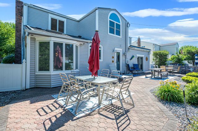 27 Jasmine Lane, Kings Park, NY 11754