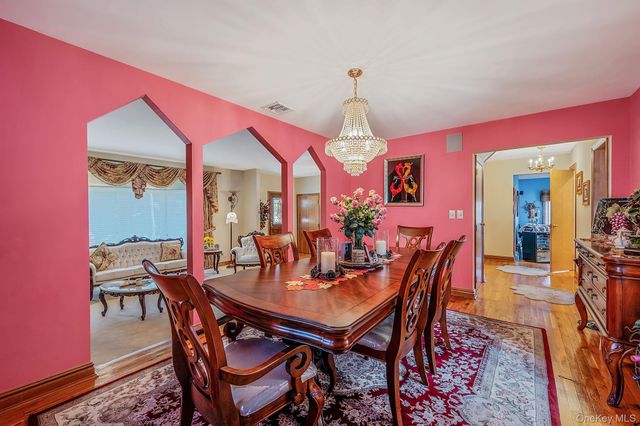 27 Jasmine Lane, Kings Park, NY 11754