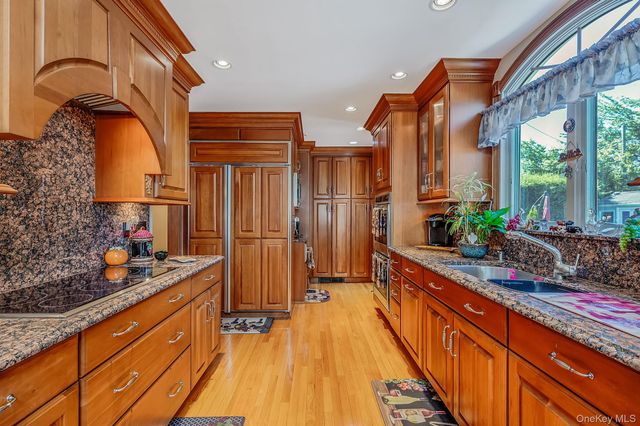 27 Jasmine Lane, Kings Park, NY 11754