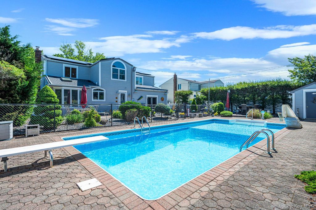 27 Jasmine Lane, Kings Park, NY 11754