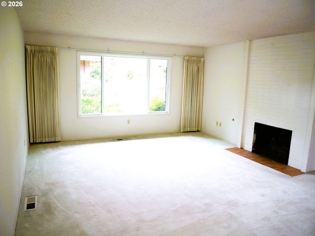1 CONDOLEA Dr, Lake Oswego, OR 97035