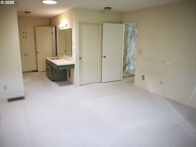 1 CONDOLEA Dr, Lake Oswego, OR 97035