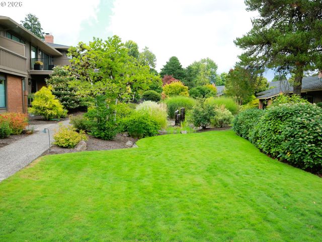 1 CONDOLEA Dr, Lake Oswego, OR 97035