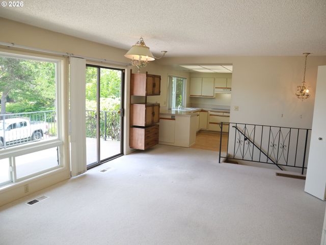 1 CONDOLEA Dr, Lake Oswego, OR 97035