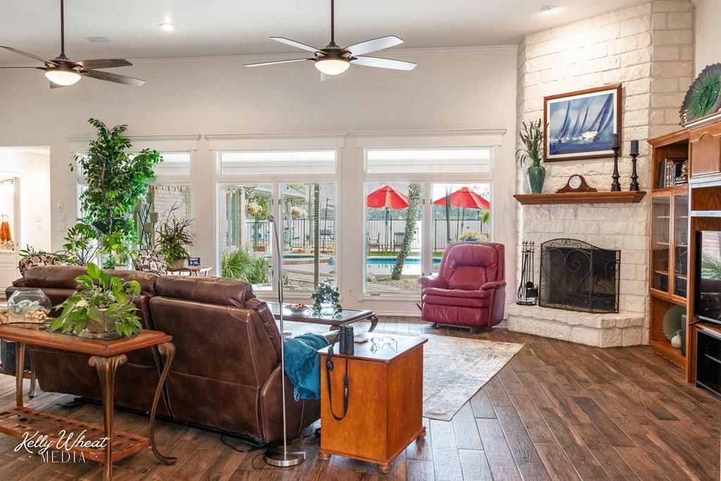 Image 4 of property listing at 1854 S Concho Dr, San Angelo, TX 76904