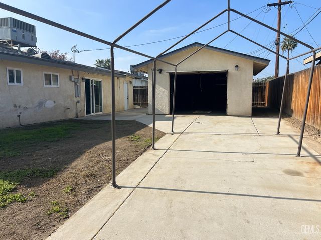 2500 Mandeline Avenue, Bakersfield, CA 93304