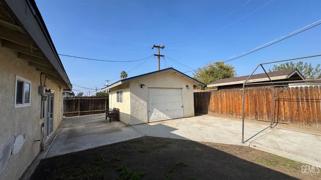 2500 Mandeline Avenue, Bakersfield, CA 93304