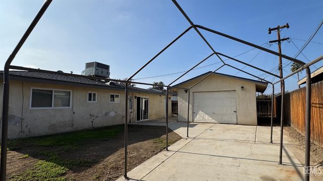 2500 Mandeline Avenue, Bakersfield, CA 93304